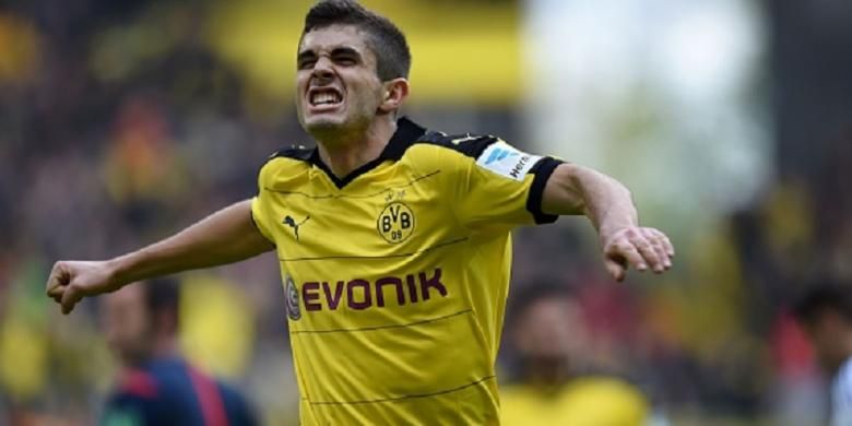 Christian Pulisic merayakan gol pertama Borussia Dortmund ke gawang Hamburg SV di Stadion Signal Iduna Park, Minggu (17/4/2016). 