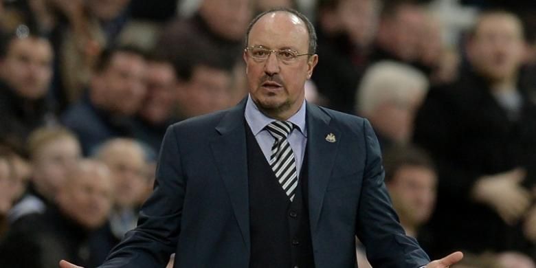 Manajer Newcastle United, Rafael Benitez, menyaksikan laga Premier League antara timnya dan Manchester City di St James Park, Selasa (19/4/2016) waktu setempat.