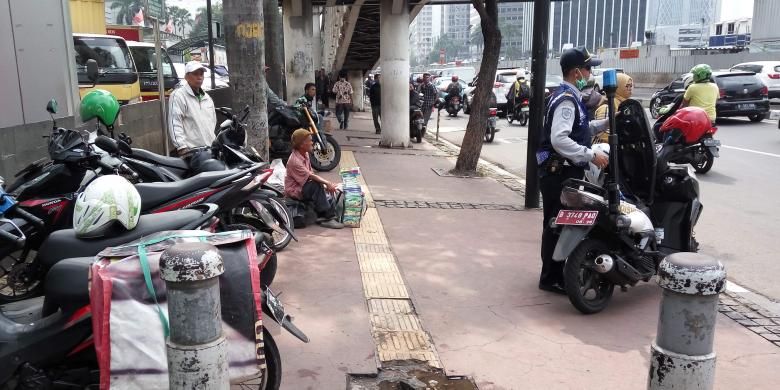 Suasana di trotoar Jalan Sudirman masih terdapat banyaknya pedagang dan tukang ojek yang memarkirkan kendaraanya di trotoar tersebut pada Selasa (20/4/2016).