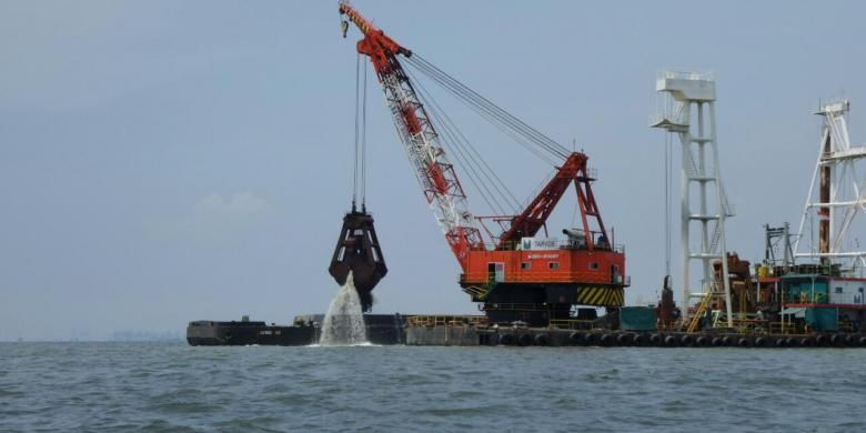 Aktivitas reklamasi di Pulau G, Jakarta Utara, Rabu (20/4/2016). Reklamasi oleh PT Muara Wisesa Samudera masih berlangsung meski pemerintah sudah menyepakati pemberhentian reklamasi sementara waktu.