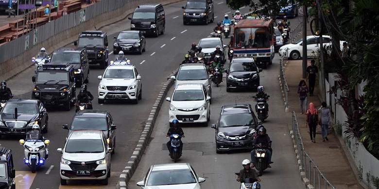 Suasana arus lalu lintas di Jalan Jenderal Sudirman, Jakarta, Rabu (20/4/2016). Pemprov DKI Jakarta pada tahun ini berencana menghapus jalur lambat di Jalan Jenderal Sudirman-MH Thamrin untuk digantikan menjadi jalur bus dan memperlebar trotoar demi mengakomodasi pejalan kaki.