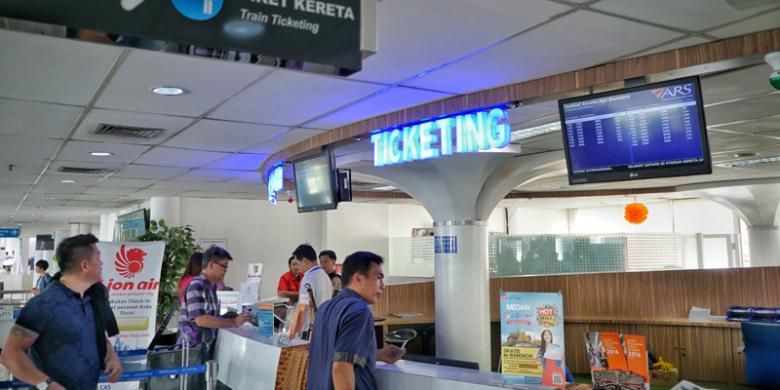 Calon penumpang KA Bandara Kualanamu membeli tiket di loket Stasiun Medan. Sebanyak 95 persen pembelian tiket masih dilakukan dengan memakai uang kas.