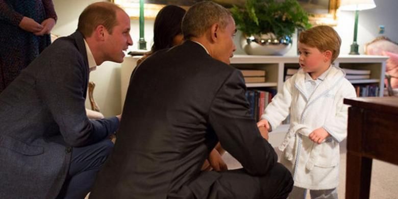 Pangeran William, Presiden Obama, dan Michelle Obama, bertemu dengan Pangeran George tepat di waktu tidur sang pangeran kecil tersebut. 