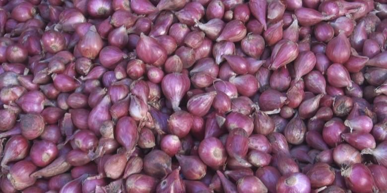 bawang merah yang dijual di pasar Indralaya Ogan Ilir dengan harga yang cukup tinngi