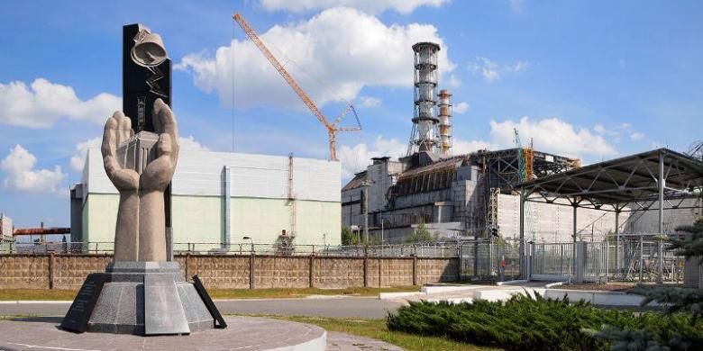 Monumen peringatan tragedi Chernobyl dan sisa reaktor nomor empat yang meledak pada 26 April 2016.