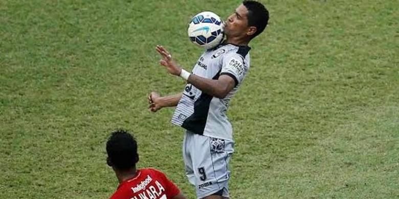 Striker asal Brasil, Beto Goncalves, membela Sriwijaya FC dan berhadapan dengan Bali United pada perebutan peringkat tiga Piala Bhayangkara, Minggu (3/4/2016). 