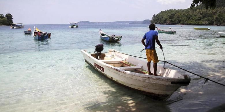 Kapal wisata bersandar di Pantai Iboih, Sabang, Aceh, Selasa (26/4/2016). Sabang menjadi salah satu andalan Provinsi Aceh untuk menarik minat kunjungan wisatawan. Namun, obyek wisata di Sabang dianggap belum banyak variasi, yakni hanya mengenai laut, seperti pantai dan bawah laut. Kondisi ini membuat kunjungan wisatawan cenderung singkat, yakni rata-rata 2-3 hari.