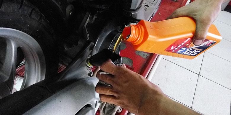 Penggantian oli mesin untuk sepeda motor skutik