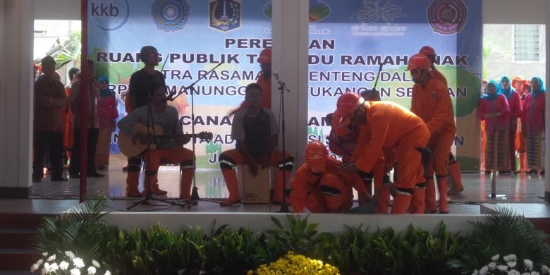 Para petugas PPSU Kelurahan Menteng Dalam beryanyi saat peresmian RPTRA di Jalan Rasamala III, Menteng Dalam, Tebet, Jakarta Selatan, Jumat (29/4/2016).