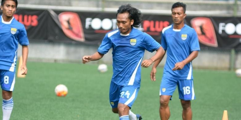 Gelandang bertahan Persib Bandung Hariono saat menjalani latihan di Lapangan Football Plus, Kabupaten Bandung Barat, Kamis (28/4/2016).