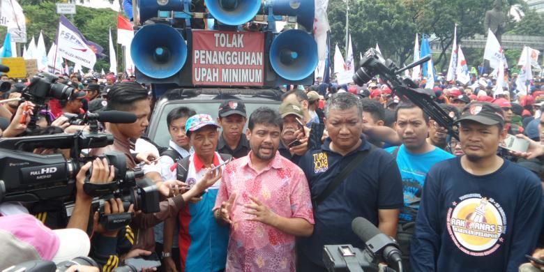 Presiden Konfederasi Serikat Pekerja Indonesia (KSPI) Said Iqbal mengkomandoi 100.000 buruh yang datang pada aksi May Day, Minggu (1/5/2016)