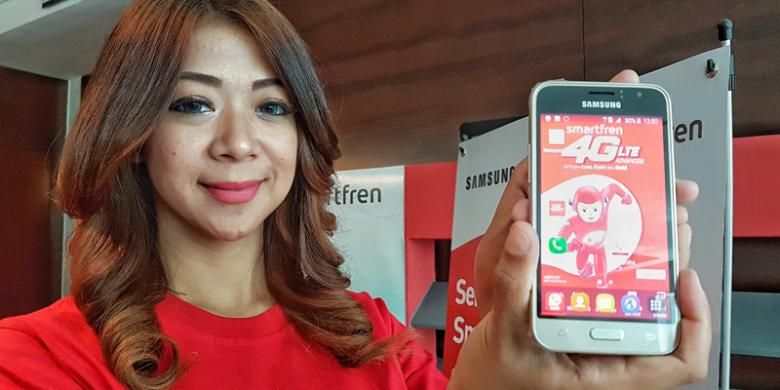 Model sedang memamerkan Samsung J1 dalam acara peluncuran paket bundling Smartfren dengan perangkat tersebut di Jakarta, Selasa (3/5/2016)