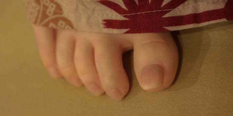 Detail kuku jari kaki pada boneka seks yang dipamerkan di Tokyo.