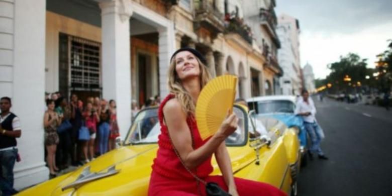 Supermodel asal Brasil, Gisele Bundchen juga hadir dalam peragaan busana Chanel di Havana.