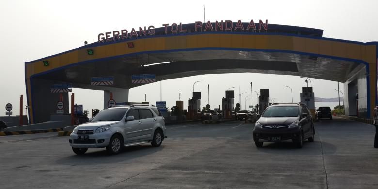 Suasana di exit Tol Pandaan, Jumat (6/5/2016). Arus kendaraan di Tol Gempol menuju Pandaan itu mengalami kepadatan memasuki hari kedua libur panjang