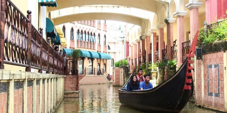 Wahana perahu gondola mempercantik kawasan Little Venice, dibuat semirip mungkin dengan Venesia.