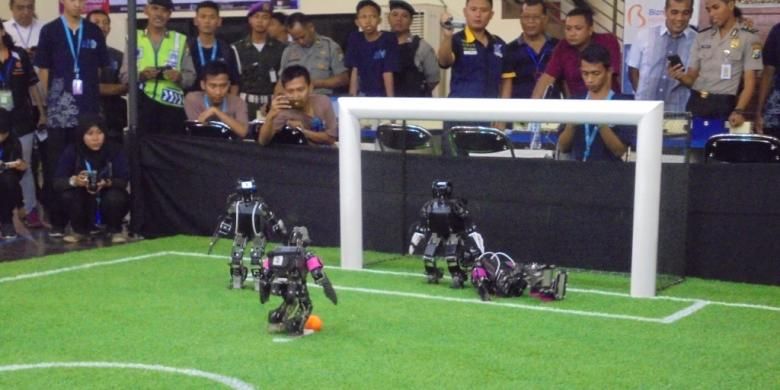 Robot Sepak Bola Indonesia, Salah Satu Divisi Yang Dipertandingkan Dalam Kontes Robot Indonesia (KRI) Regional IV, di Kampus Politehnik Negeri Jember, Jawa Timur, Sabtu (7/5/2016).