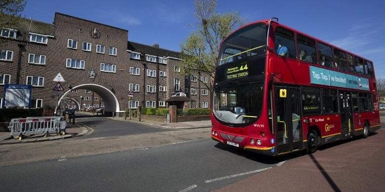 Sebuah bus khas London melintas di Henry Prince Estate di London Selatan, Jumat (5/5/2016). Di tempat inilah Wali Kota London yang baru Sadiq Khan tinggal saat kanak-kanak. Khan adalah anak dari seorang sopir bus London yang menjadi Muslim pertama yang bisa menduduki jabatan wali kota di ibu kota negara-negara Eropa. 