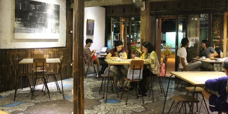 Sellie Coffee menjadi salah satu lokasi syuting film AADC2 tempat Rangga dan Cinta berbincang-bincang setelah lama tak bertemu.