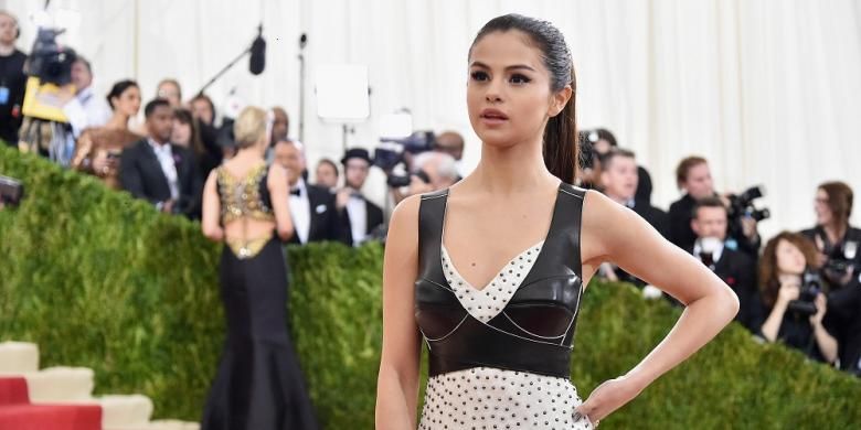 Selena Gomez menghadiri perhelatan Manus x Machina: Fashion In An Age of Technology Costume Institute Gala atau yang biasa disebut Met Gala di Metropolitan Museum of Art, New York, AS, Senin (2/5/2016) waktu setempat. 