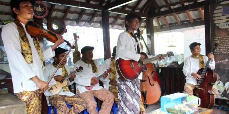 Grup musik Kroncong Cafrinho Tugu yang sedang memainkan musik kroncong tugu. Musik kroncong tugu sendiri merupakan seni musik akulturasi dari budaya Prtugis, Melayu, Arab dan Betawi.
