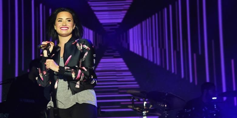 Demi Lovato tampil di panggung AOL NewFront 2016 di Seaport District NYC di Kota New York, 3 Mei 2016.