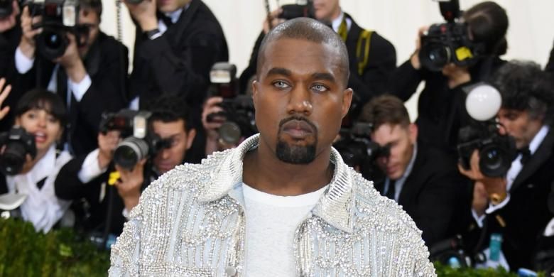 Kanye West menghadiri perhelatan Manus x Machina: Fashion In An Age Of Technology Costume Institute Gala atau yang biasa disebut Met Gala di Metropolitan Museum of Art, New York, Senin (2/5/2016). 