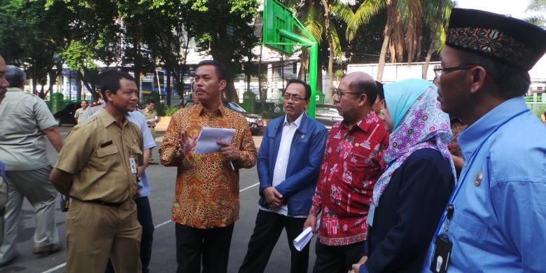 (kiri ke kanan) Kasudin Pendidikan Jakarta Pusat Sujadiyono, anggota Komisi E DPRD DKI Jakarta Iman Satria, Ketua DPRD DKI Jakarta Prasetio Edi Marsudi, anggota Komisi E DPRD DKI Jakarta Bambang Elmusyawa, Ketua Komisi E DPRD DKI Jakarta Pantas Nainggolan, dan Kepala SMP 1 Cikini Kresno Puji Astuti saat meninjau pelaksanaan ujian nasional di SMP 1 Cikini, Jakarta Pusat, Selasa (10/5/2016). 