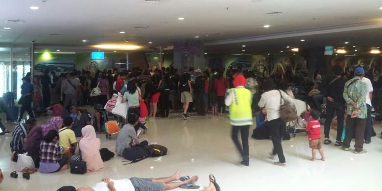 Suasana penumpang sedang menunggu keberangkatan di hati 5 dan 6, Bandara Ngurah Rai, Selasa(10/5/2016)