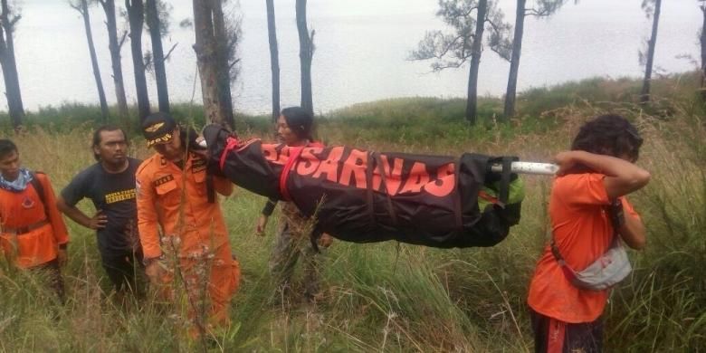 Proses evakuasi korban yang tewas di pemandian air panas Gunung Rinjani oleh tim Basarnas
