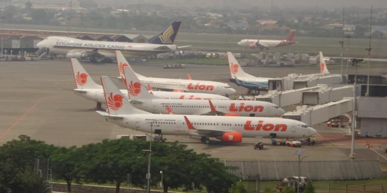Pesawat Lion Air terparkir di airside Terminal 1 Bandara Soekarno-Hatta, Tangerang, Kamis (12/5/2016). 