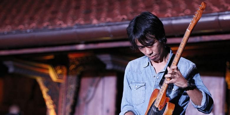 Eross Candra, yang tergabung dalam grup Six Strings, tampil di Bentara Budaya Jakarta, Kamis (12/5/2016) malam. Six Strings adalah band yang terdiri dari para gitaris ternama Indonesia I I Dewa Gede Budjana, Eross Candra, Tohpati Ario Hutomo, Aria Baron Suprayogi, dan Ibrahim Imran atau Baim.