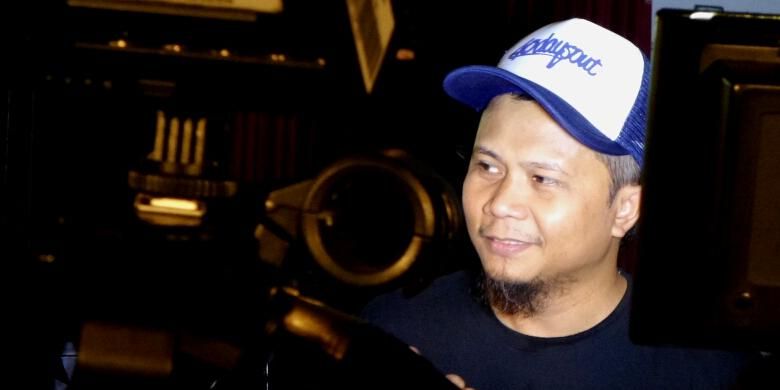 Drummer Ilsyah Ryan Reza diwawancara di Pisa Kafe Menteng, Jakarta Pusat, Kamis (12/5/2016).