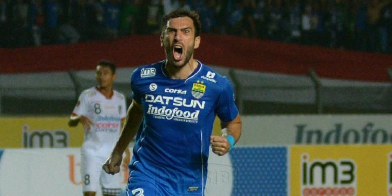 Bek Persib Bandung, Vladimir Vujovic, melakukan selebrasi usai membobol gawang Bali United pada lanjutan Kejuaraan Sepak Bola Torabika, di Stadion Si Jalak Harupat, Sabtu (14/5/2016).