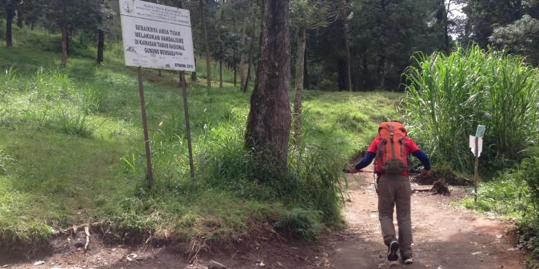 Pendaki gunung marathon solo Willem Sigar Tasiam (58) memulai pendakian Gunung Merbabu via Selo, Boyolali, Jawa Tengah, Sabtu (14/5/2016) siang.
