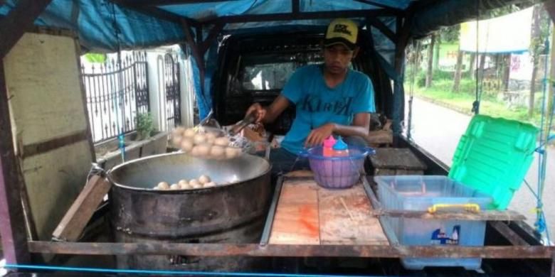 Penjual tahu bulat.