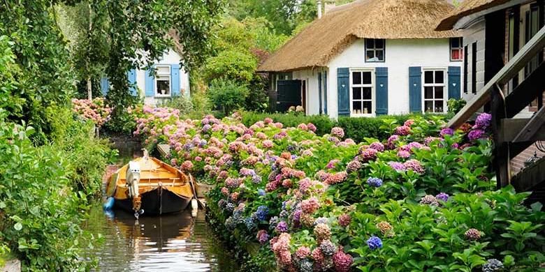 Venice of the North, begitu sebutan Kota Giethoorn di Belanda. Dijuluki begitu karena kota mungil nan hijau ini sama sekali tak punya jalan raya