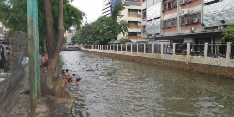 Senin (16/5/2016), puluhan anak-anak bermain di bantaran anak Sungai Ciliwung, jalan Labu, Kelurahan Mangga Besar, Jakarta Barat. 