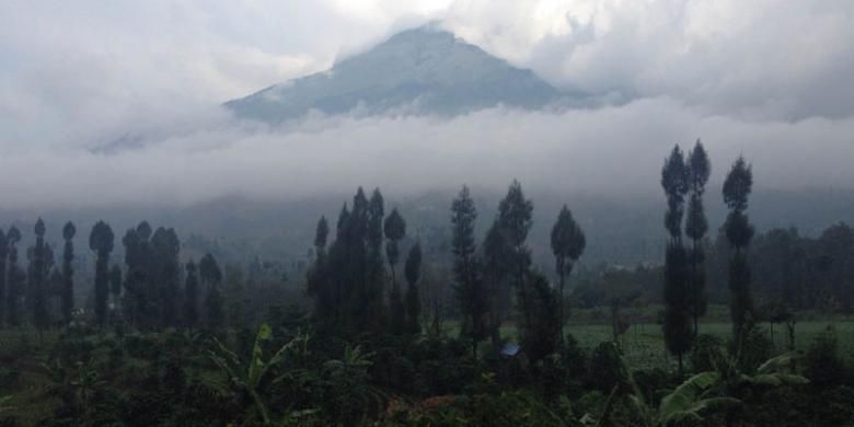 Gunung Sumbing (3.371 mdpl) dilihat dari Jalan Raya Parakan - Wonosobo, Jawa Tengah, Senin (16/5/2016) sore.