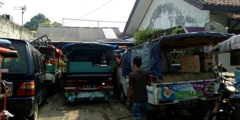 Kontrakan para penjual tahu bulat di kawasan Pamulang, Tangerang Selatan, Selasa (17/5/2016)