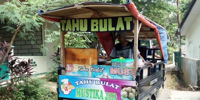 Kegiatan Usaha Tahu Bulat di Wilayah Pamulang Tangerang Selatan Banten