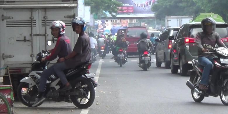 Sejumlah pelanggar lalulintas di Kabupaten Gowa, Sulawesi Selatan berupaya berputar arah demi menghindari operasi Patuh Jaya. Selasa, (17/05/2016).