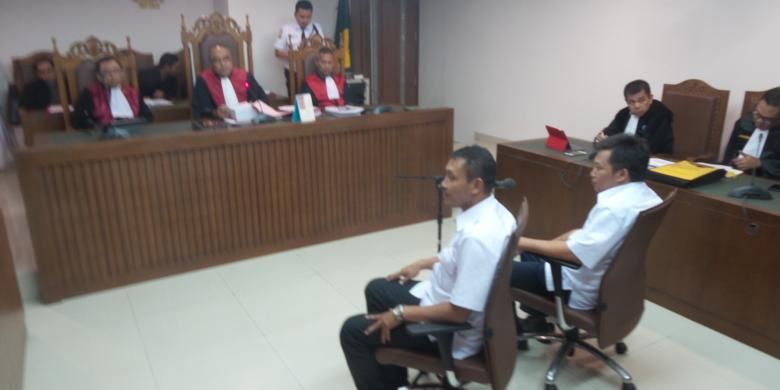 Dua terdakwa perkara pencemaran nama baik Joko Widodo melalui tabloid Obor Rakyat, Setiyardi Budiono dan Darmawan Sepriosa saat menjalani sidang pertama di Pengadilan Negeri Jakarta Pusat, Selasa (17/5/2016).