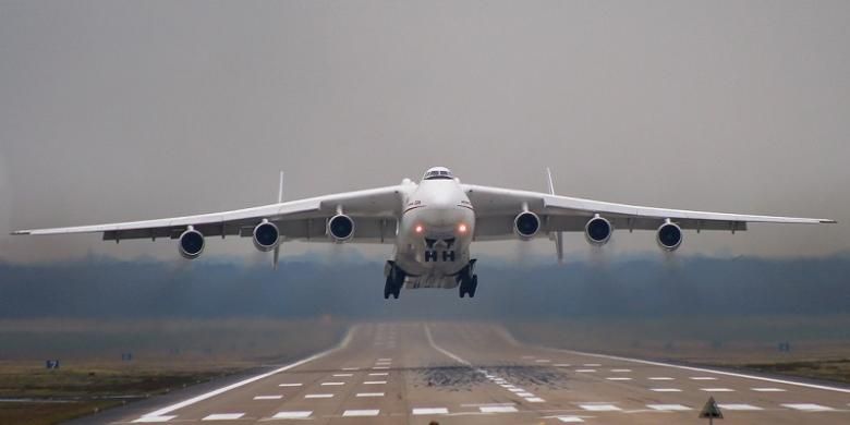 Antonov A-225 lepas landas dari Perth, Australia, Selasa (17/5/2016) pagi.