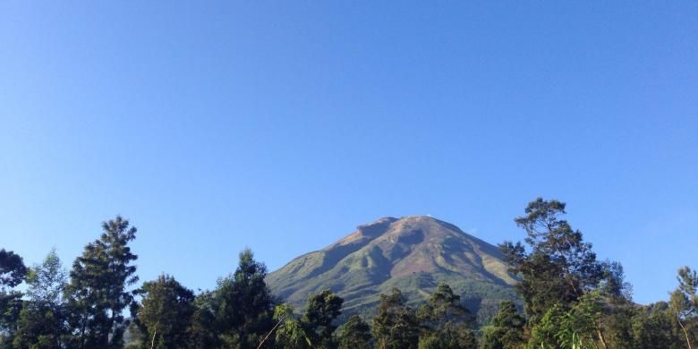 Gunung Sindoro dilihat dari Desa Sigedang, Kecamatan Kalijajar, Kabupaten Wonosobo, Jawa Tengah, Rabu (18/5/2016) pagi. 