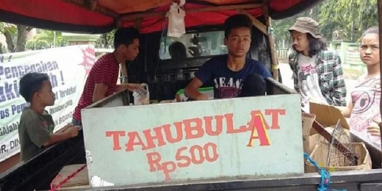 Penjual Tahu Bulat di Kecamatan Cibinong, Kabupaten Bogor.
