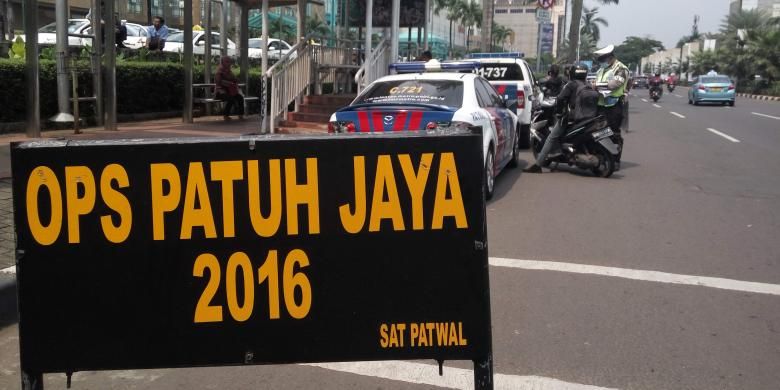 Jajaran aparat kepolisian dari Direktorat Lalu Lintas Polda Metro Jaya menggelar Operasi Patuh Jaya 2016 di Jalan Asia Afrika, Senayan, Jakarta pada Jumat (20/5/2016).