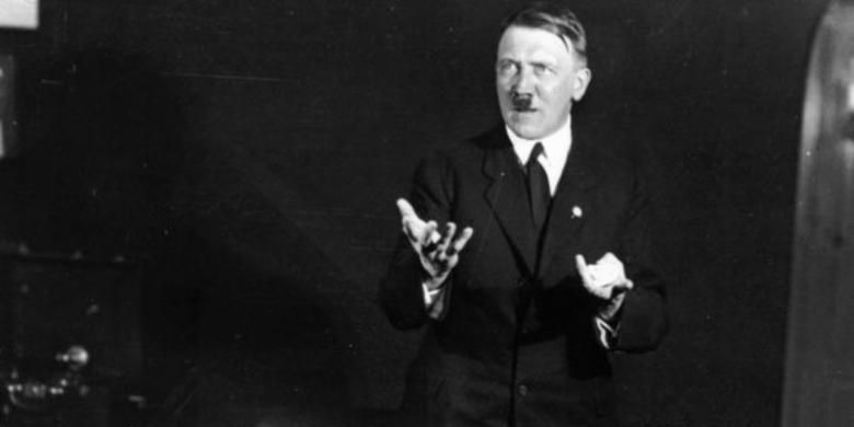 Salah satu foto Adolf Hitler hasil jepretan fotografer Heinrich Hoffmann yang seharusnya dimusnahkan karena dianggap memalukan.