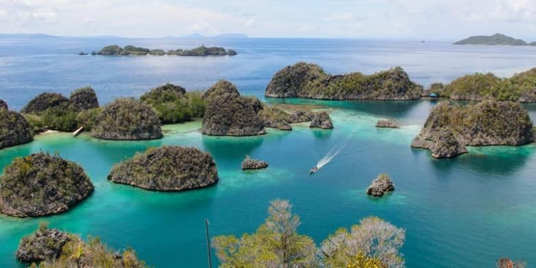 Destinasi wisata Pianemo, di Kabupaten Raja Ampat, Papua Barat, Kamis (5/5/2016). Untuk melihat panorama bahari ini, wisatawan harus menaiki 320 anak tangga, sebelum akhirnya rasa capek terbayar dengan melihat keindahan Pianemo dari atas bukit.