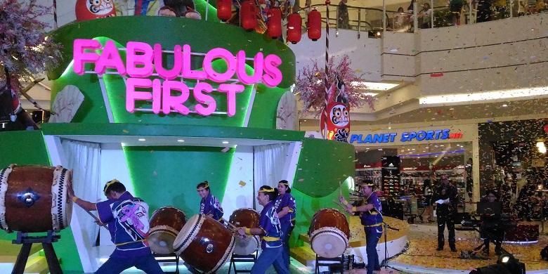 Tarian tradisional Jepang bernama Taiko  yang menggunakan atribut drum jadi salah satu atraksi pembukaan seremoni Perayaan Satu Tahun AEON Mall BSD City, Serpong, Jumat (20/5/2016)